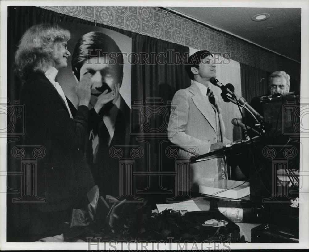 1977 Press Photo Mrs. Kucinich, Mayor Elect Dennis Kucinich &amp; John H. Lathe Jr. - Historic Images