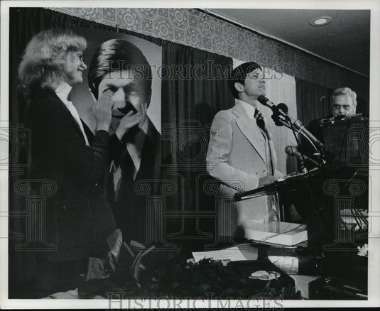 1977 Press Photo Mrs. Kucinich, Mayor Elect Dennis Kucinich & John H. Lathe Jr. - Historic Images