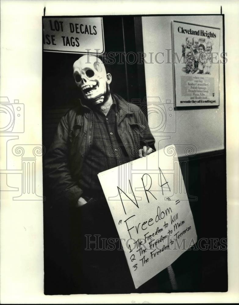 1984 Press Photo Randy Cunningham of Cleveland Supporting Gun Control - Historic Images