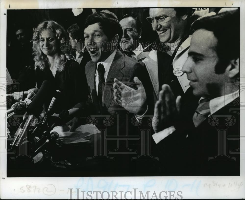 Press Photo Sandy and Dennis Kucinich with the mayor - cvb70864 - Historic Images