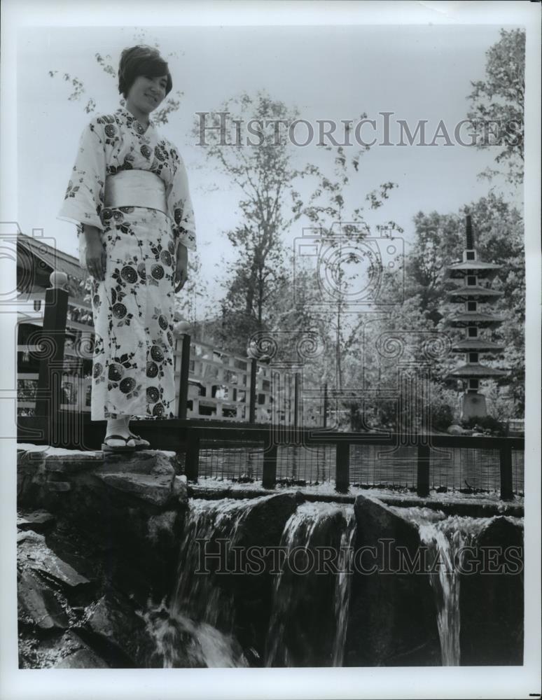 Press Photo One of Sea world&#39;s Ama Pearl Diving girls at the koi and Carp pond - Historic Images