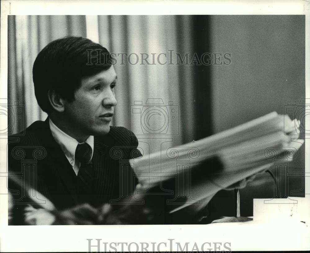 1985 Press Photo Commitee Chairman Dennis Kucinich at the hearing committee - Historic Images