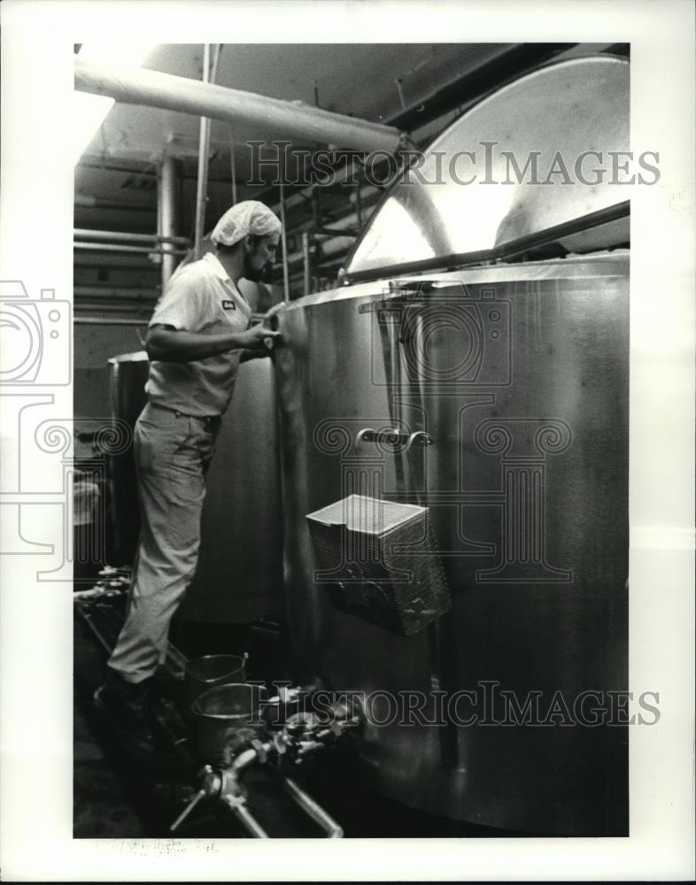 1986 Press Photo Pierre French ice cream, co., Andy Gall examines ice cream - Historic Images