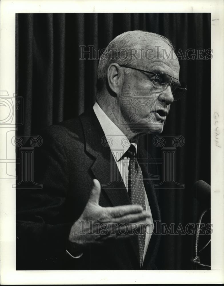 1990 Press Photo Senator John Glenn speaking at City Club - cvb71974 - Historic Images