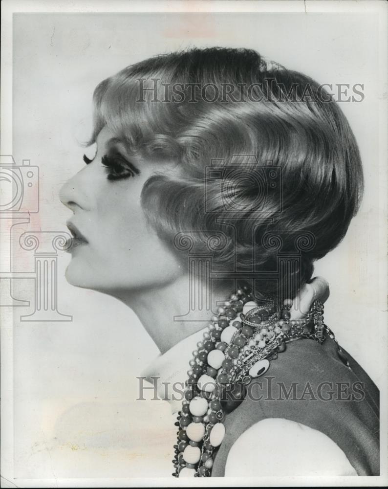 1969 Press Photo 30&#39;s hair fashion returns in 1969 - cvb71807 - Historic Images