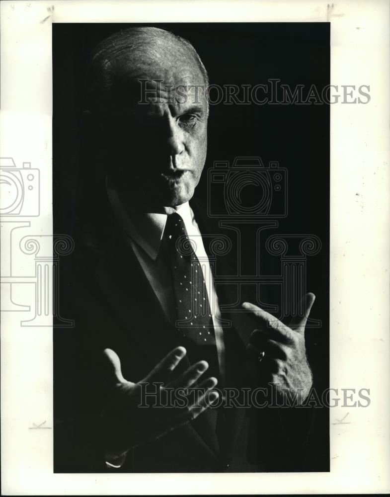 1983 Press Photo Sen. John Glenn at the Bond court hotel press conference - Historic Images