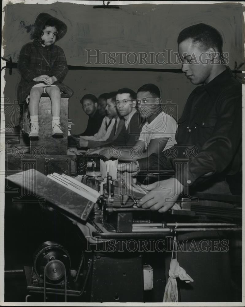 1948 Press Photo Linda Tyers 9015 Kenmore. Post Office equipment. Charles Rhodes - Historic Images