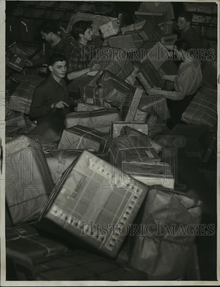 1945 Press Photo Christmas gifts being sorted at the Post office - cvb73394 - Historic Images