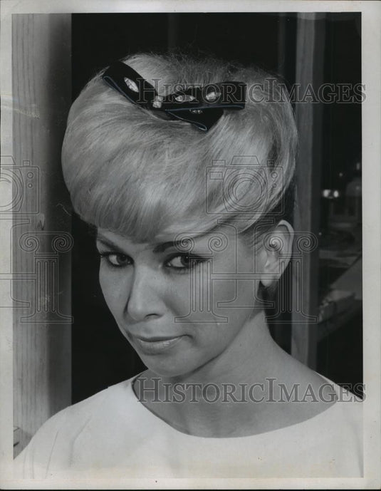 1981 Press Photo "Pinwheel" hairstyle whirls fashion newness by Michel Kazan - Historic Images