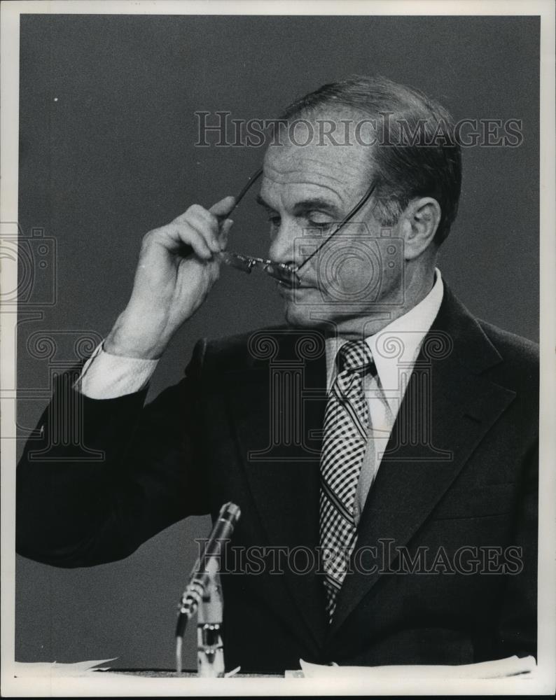 1974 Press Photo John Glenn during a debate with Metzenbaum - cvb71727 - Historic Images