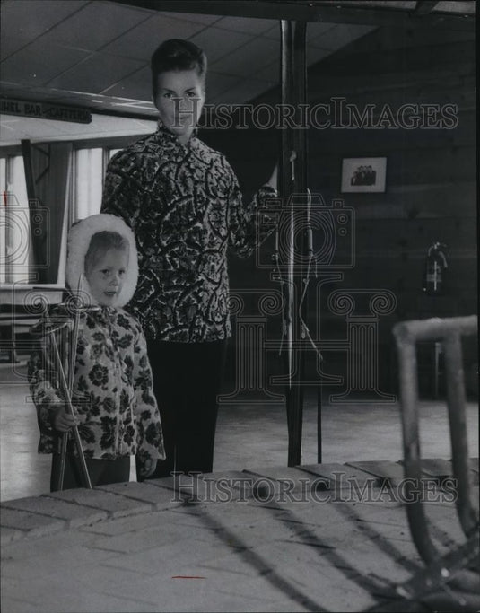 1966 Press Photo 1966 Ski clothes fashion - cvb71248 - Historic Images