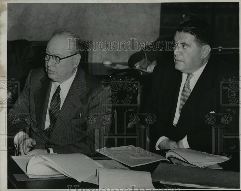 1953 Press Photo Samuel Alisker and Atty. Parker Fulton at trial table - Historic Images