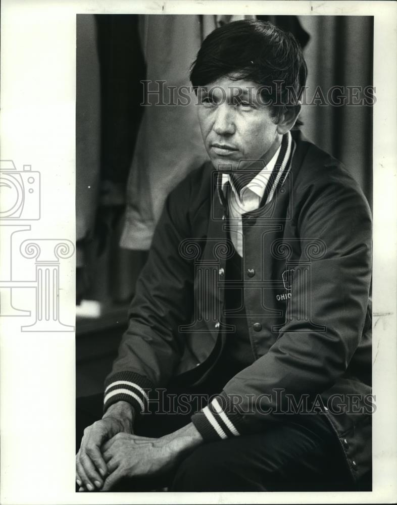 1985 Press Photo Dennis Kucinich rests in a barber shop in the Fairlawn Plaza - Historic Images