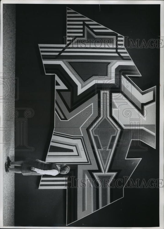 1969 Press Photo Monster Medallion- Gary Hart's colorful/geometric mural. - Historic Images
