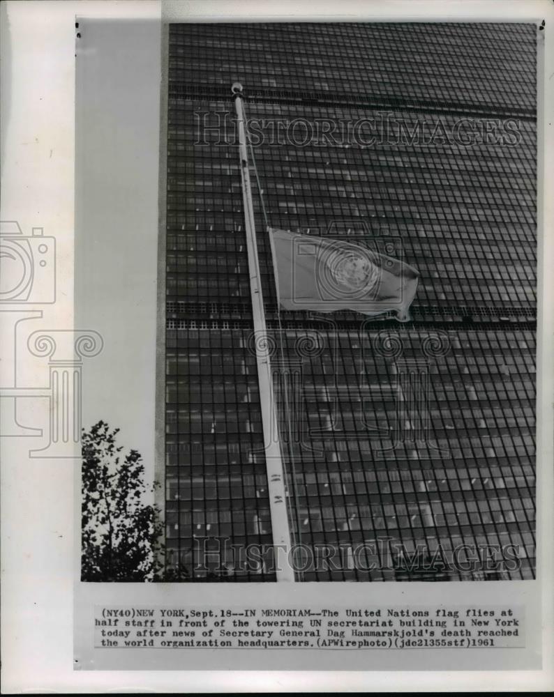 1961 Press Photo Flag flying half at U.N. building after death at Hammarskjold. - Historic Images