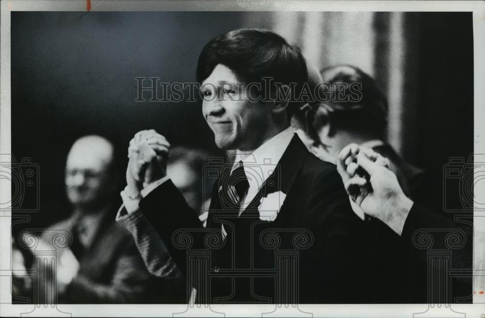 1977 Press Photo After he was sworn in as Mayor, a jubilant Dennis J. Kucinich - Historic Images