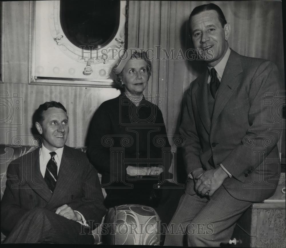 1951 Press Photo Harvey S. Fireman with his wife and brother - cvb70629 - Historic Images