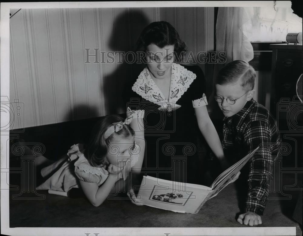 1941 Press Photo The Bill Edwards family, Jane, Mrs. Edwards and Billy. - Historic Images