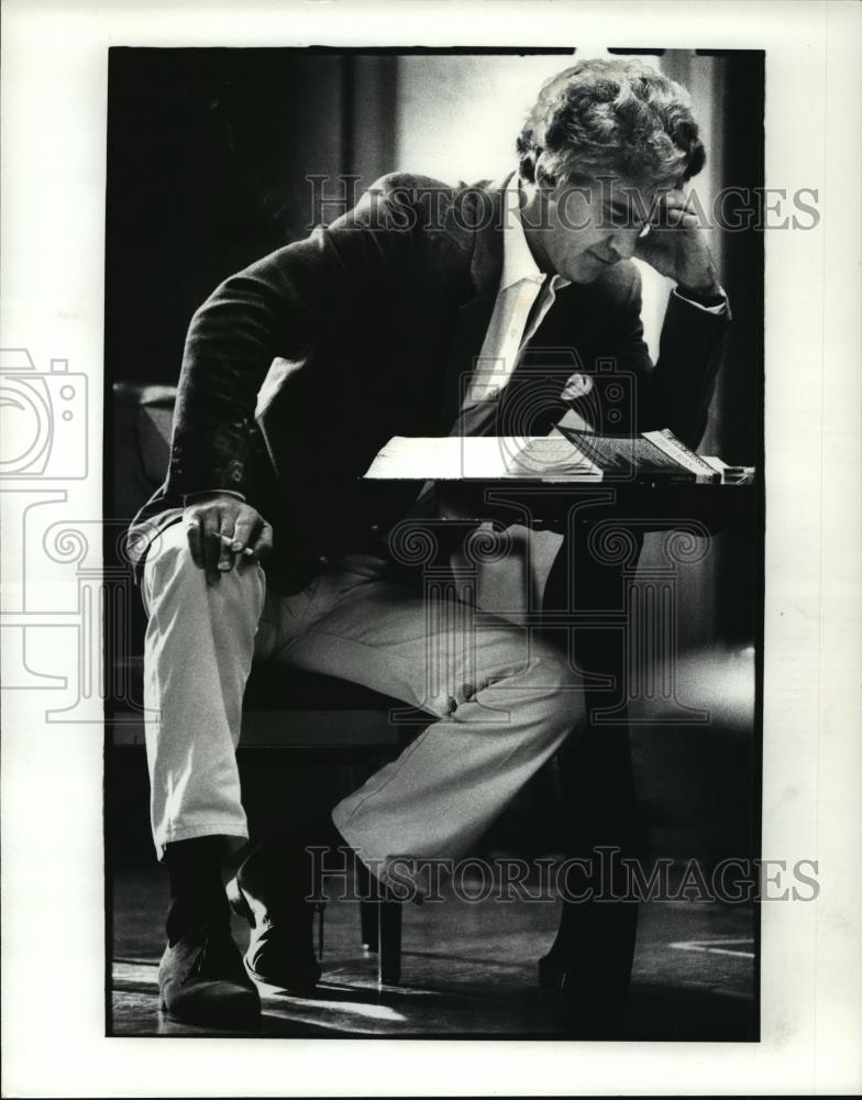 1983 Press Photo Charles Keating teaches Theater class at CWRU - cvb71996 - Historic Images