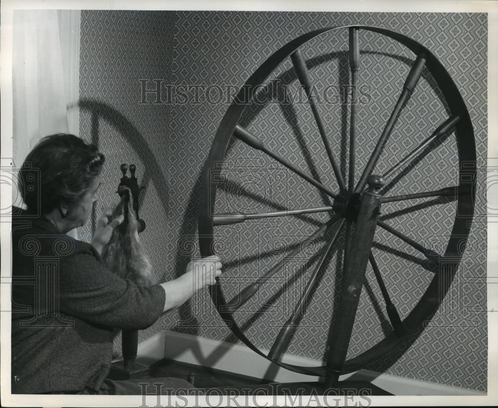 1965 Press Photo Mrs. Ake Holds Flax Wheel in a Firestone Homestead Bedroom - Historic Images