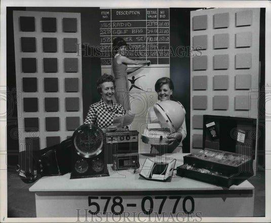 1969 Press Photo Mrs Clement, Mrs Larry Rosch auctions off an electric hairdryer - Historic Images
