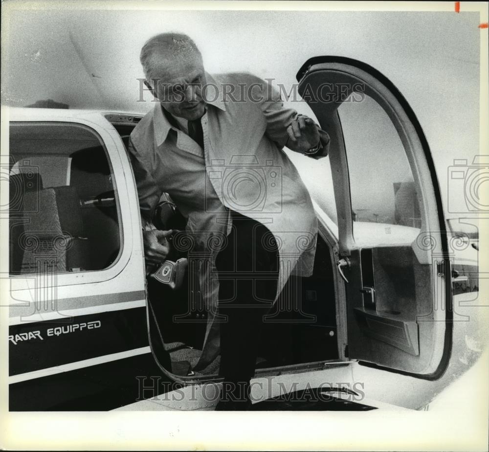 1979 Press Photo Sen. John Glenn leaves his plane at Burke Airport - cvb71135 - Historic Images