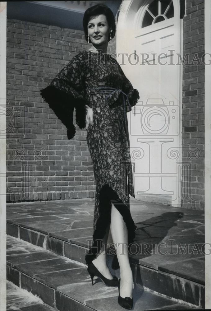 1961 Press Photo The usual design &quot;Schmate&quot; by Gussie and Becky for 1961 Fashion - Historic Images