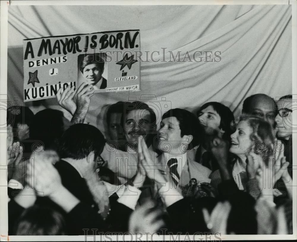 1977 Press PhotoA triump Dennis J. Kucinich lofts a sign proclaiming his victory - Historic Images