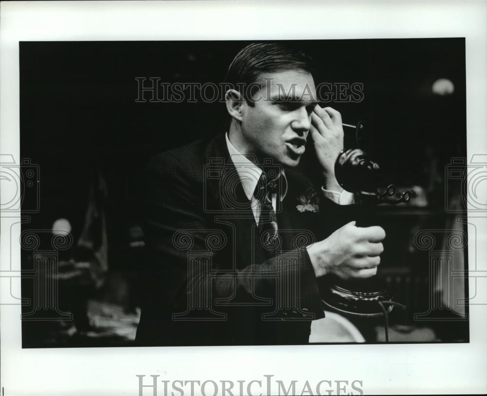 Press Photo Richard Thomas in a scene from The Front Page - cvb70770 - Historic Images