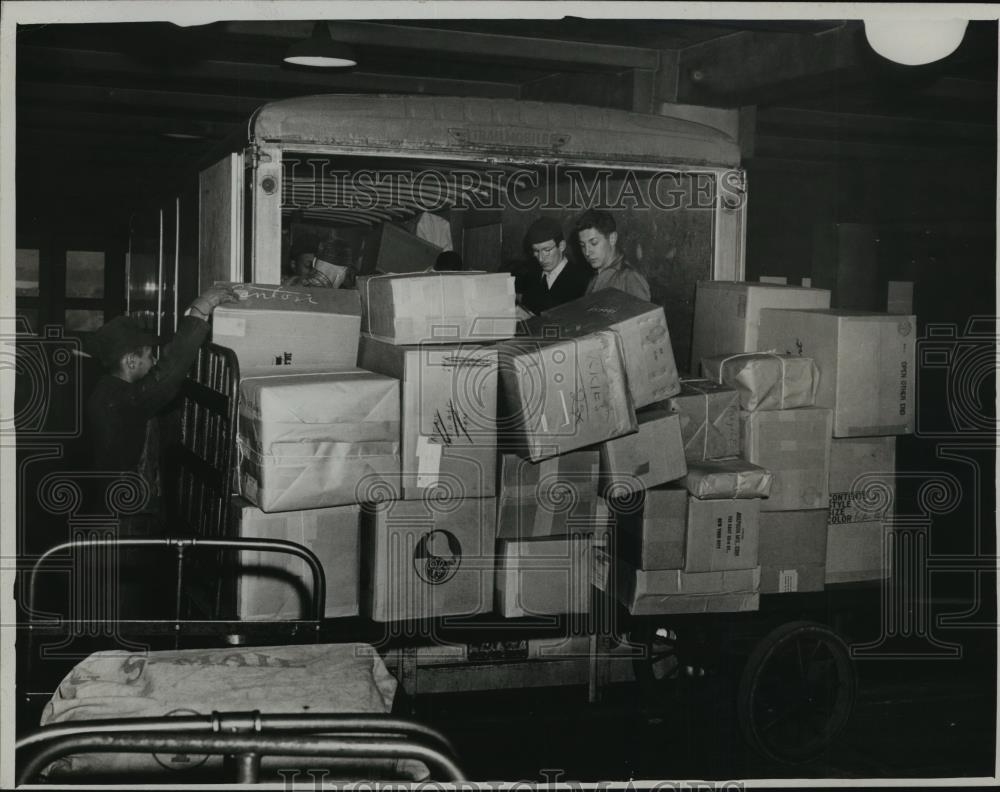 1950 Press Photo Mail going to Canton, main post office. Parcel Post - cvb72133 - Historic Images