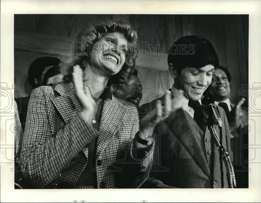 1979 Press Photo Dennis Kucinich with wife conceding defeat after election - Historic Images