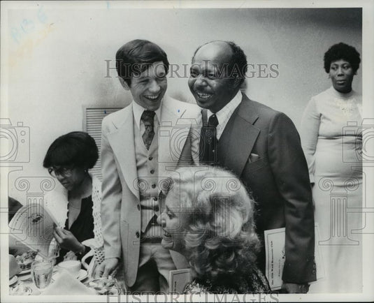1977 Press Photo Mayoral candidate Dennis J. Kucinich jokes with Zeke Forbes - Historic Images