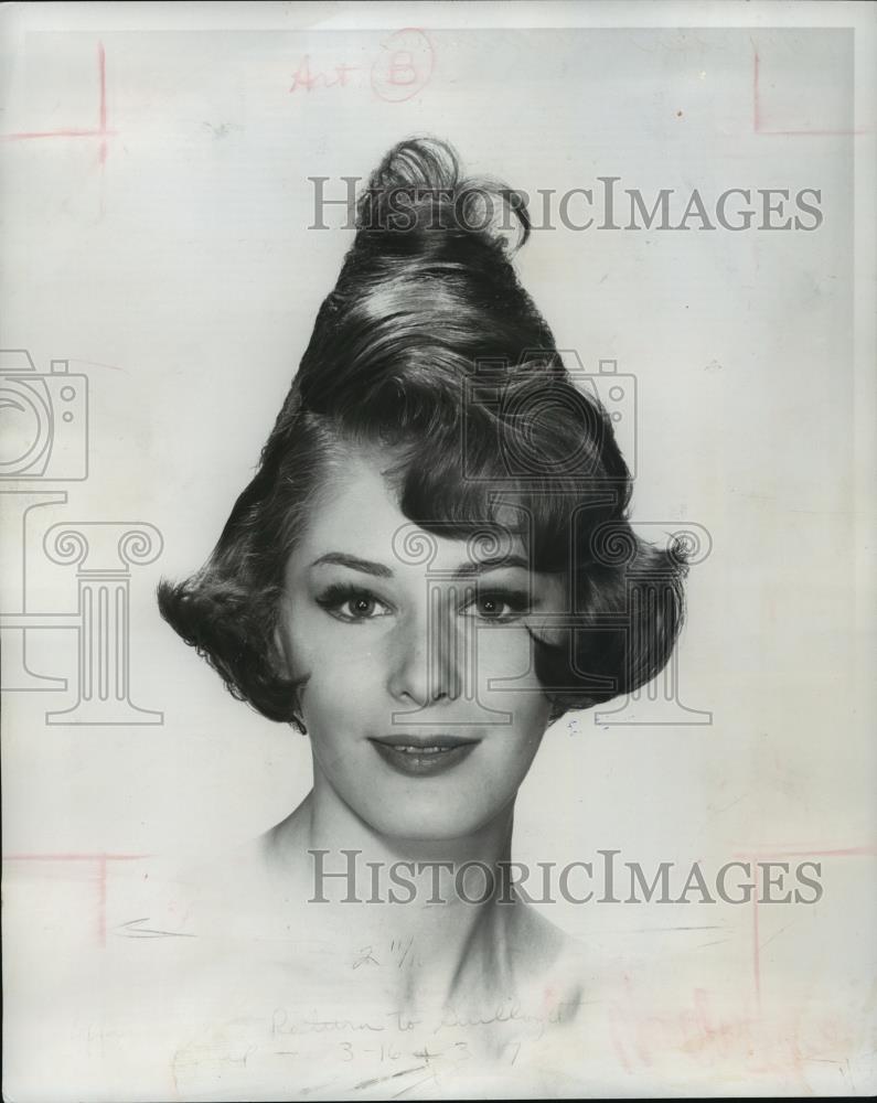 1962 Press Photo &quot;American Wig-wam&quot;  new peaks. Here&#39;s the feminine look - Historic Images