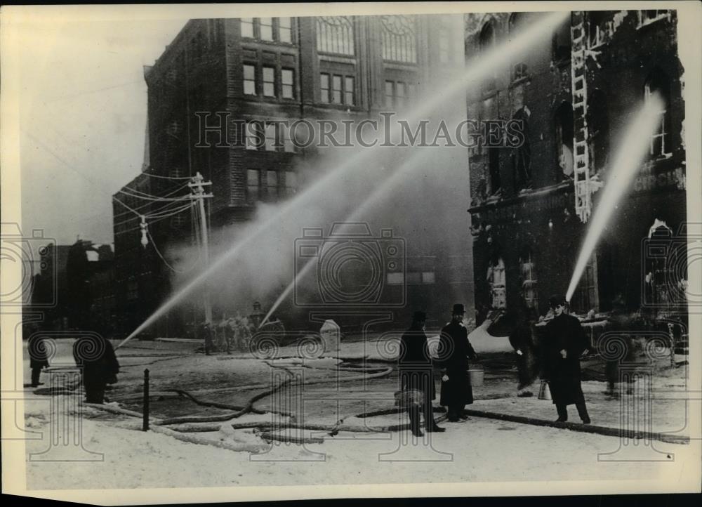 1961 Press Photo Fire Fights at Rockwell End of Plain Dealer Building - Historic Images