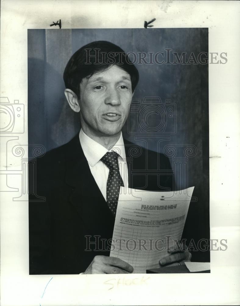 1985 Press Photo Dennis Kucinich speaking at Bond Court Hotel Press Conf. - Historic Images