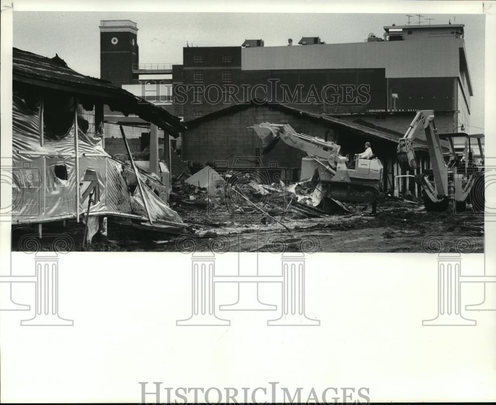 1986 Press Photo A Worker Maneuvers a Front End Loader to Burned Section - Historic Images