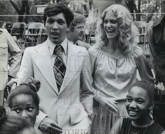 1976 Press Photo Mayor Dennis Kucinich and Sandy-Mount Pleasant Community picnic - Historic Images