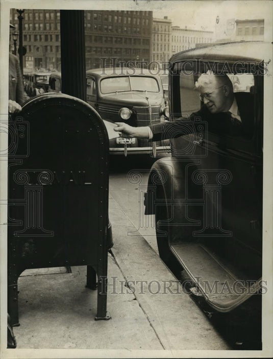 1938 Press Photo O'Donnell, Postmaster drops mail into mail box from automobile. - Historic Images