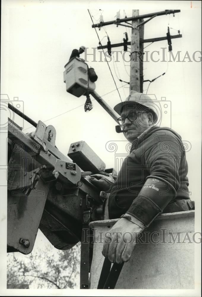 1979 Press Photo James Ficere Cel Line Mechanic at E71st &amp; Levington Ave. - Historic Images