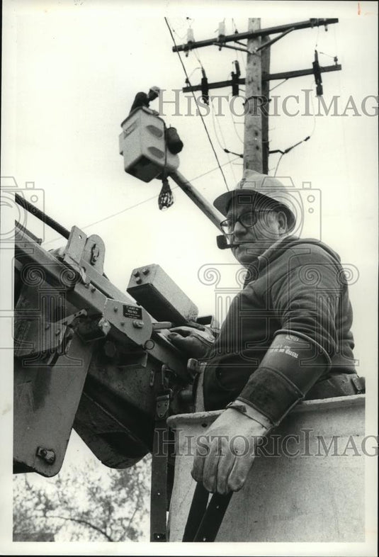 1979 Press Photo James Ficere Cel Line Mechanic at E71st & Levington Ave. - Historic Images