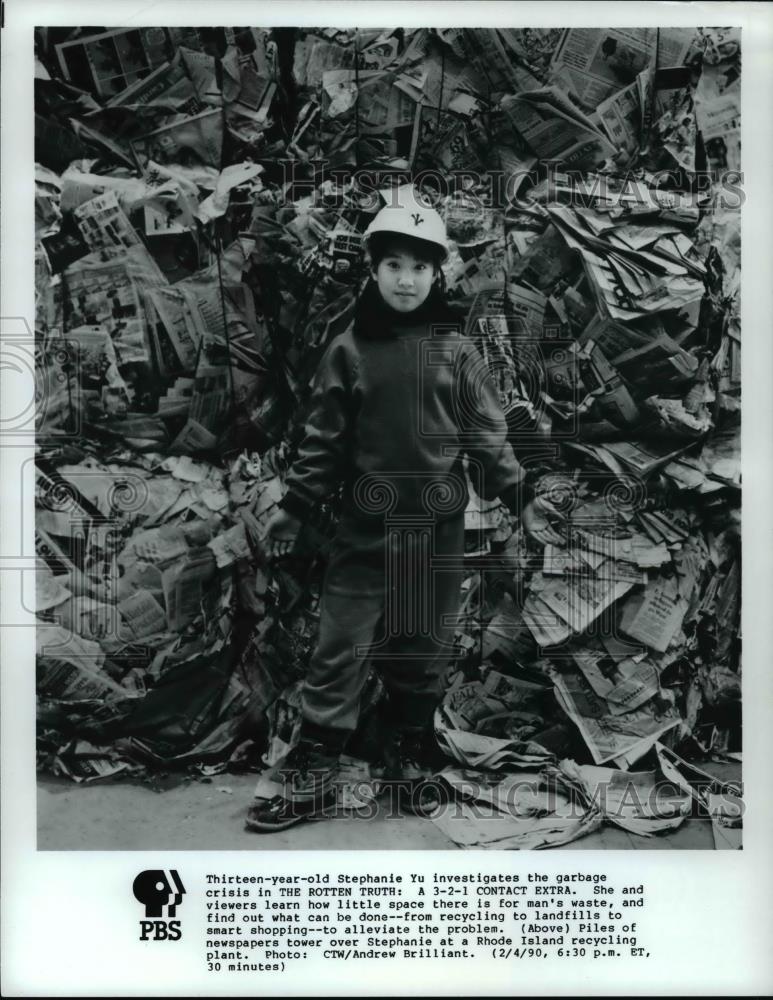 1990 Press Photo Piles of newspaper tower over Stephanie at a Rhode Island - Historic Images
