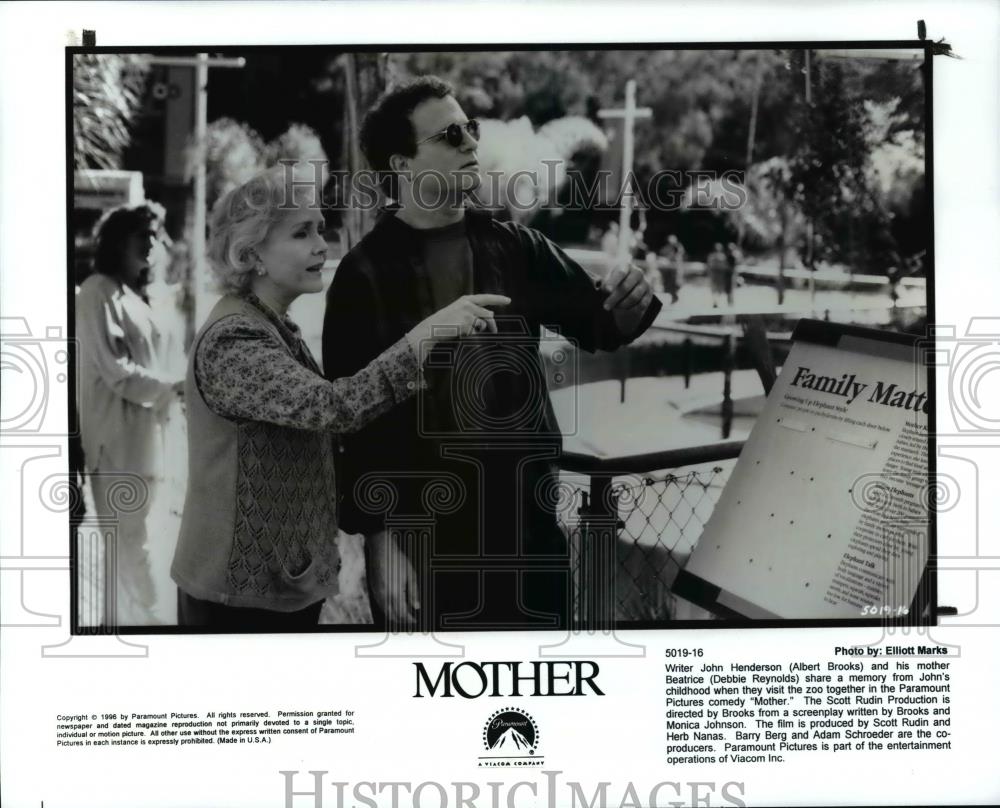 1997 Press Photo Albert Brooks, Debbie Reynolds-Mother movie scene - cvb68389 - Historic Images