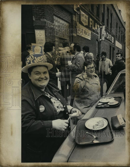 1974 Press Photo L-R: Mary Ann Maykowski & Karen Cardamone.  - cvb71523 - Historic Images