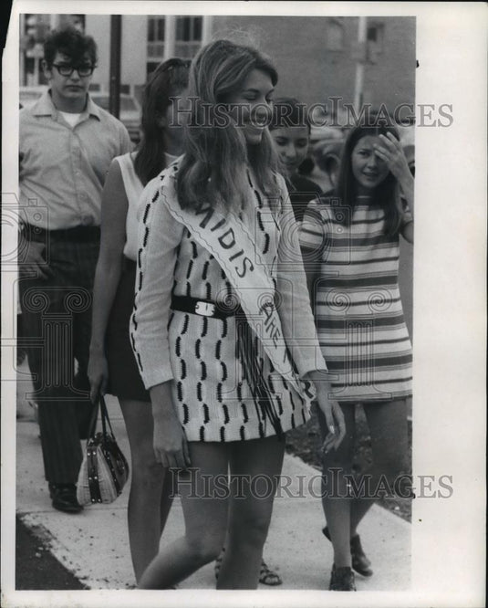 1970 Press Photo Diane Johnson in 1970's fashion, the miniskirt. - cvb71827 - Historic Images
