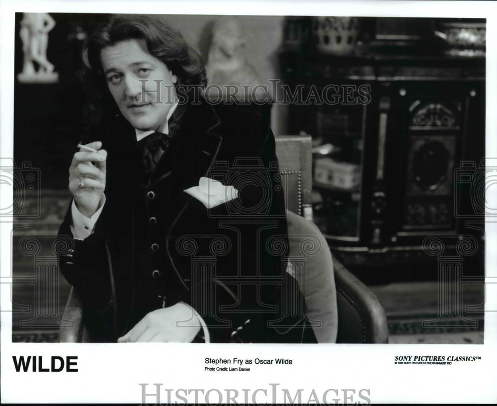 1998 Press Photo Stephen Fry as Oscar Wilde - cvb68476 - Historic Images