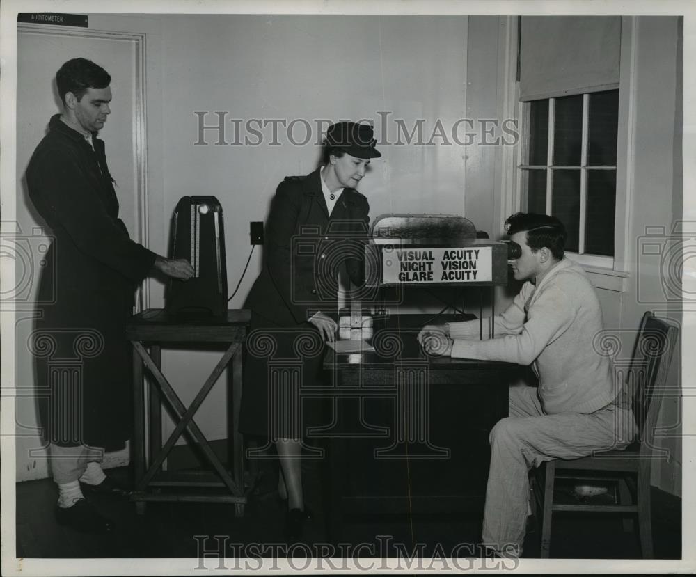 1947 Press Photo WWII, Harold Brooks &amp; Dick Duffner &amp; Mrs H Christy of Red Cross - Historic Images