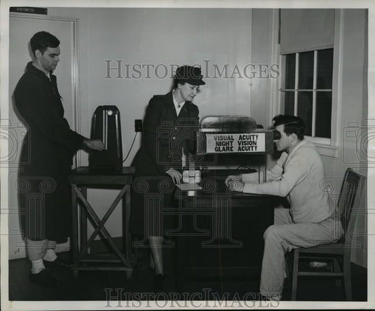 1947 Press Photo WWII, Harold Brooks & Dick Duffner & Mrs H Christy of Red Cross - Historic Images