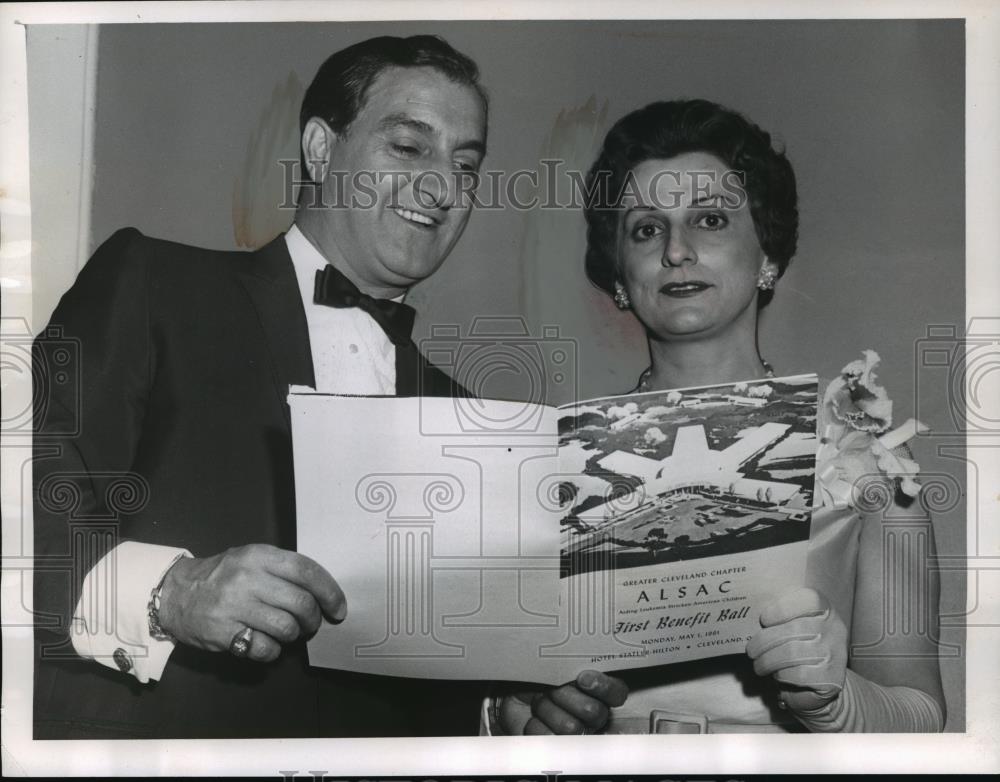 1961 Press Photo Danny Thomas &amp; Mrs. Joseph N. Abraham at Cleveland Funraiser - Historic Images