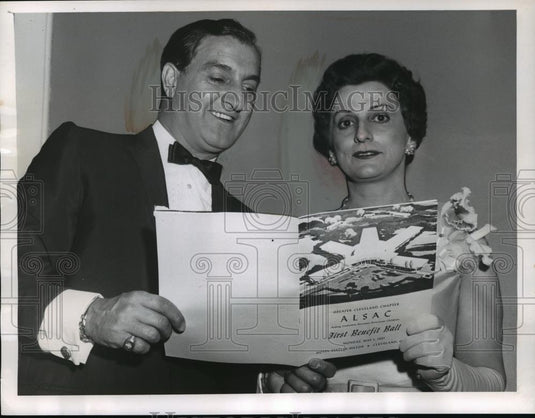 1961 Press Photo Danny Thomas & Mrs. Joseph N. Abraham at Cleveland Funraiser - Historic Images