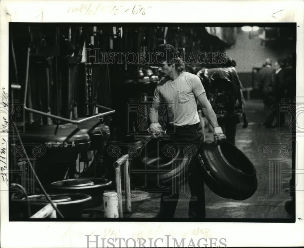 1990 Press Photo Employee at Cooper Tire &amp; Rubber Plant Findley, Ohio - Historic Images